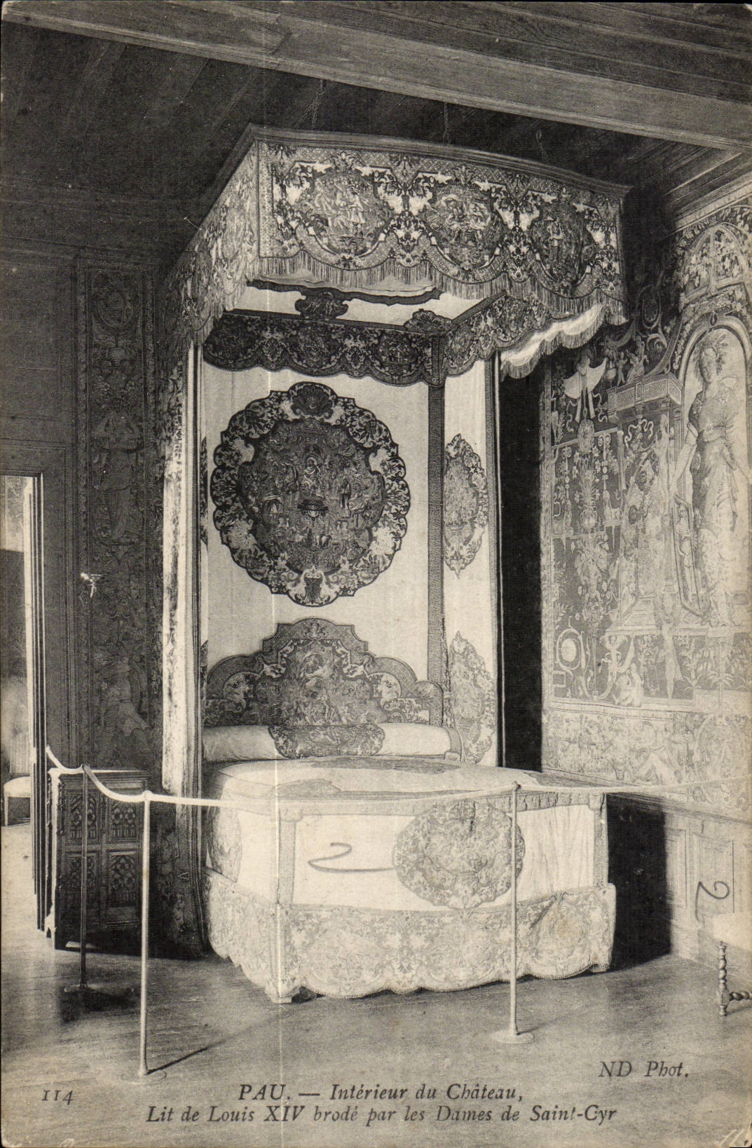 Pau CPA interieur du chateau Lit de Louis XIV brode par les dames de Saint Cyr