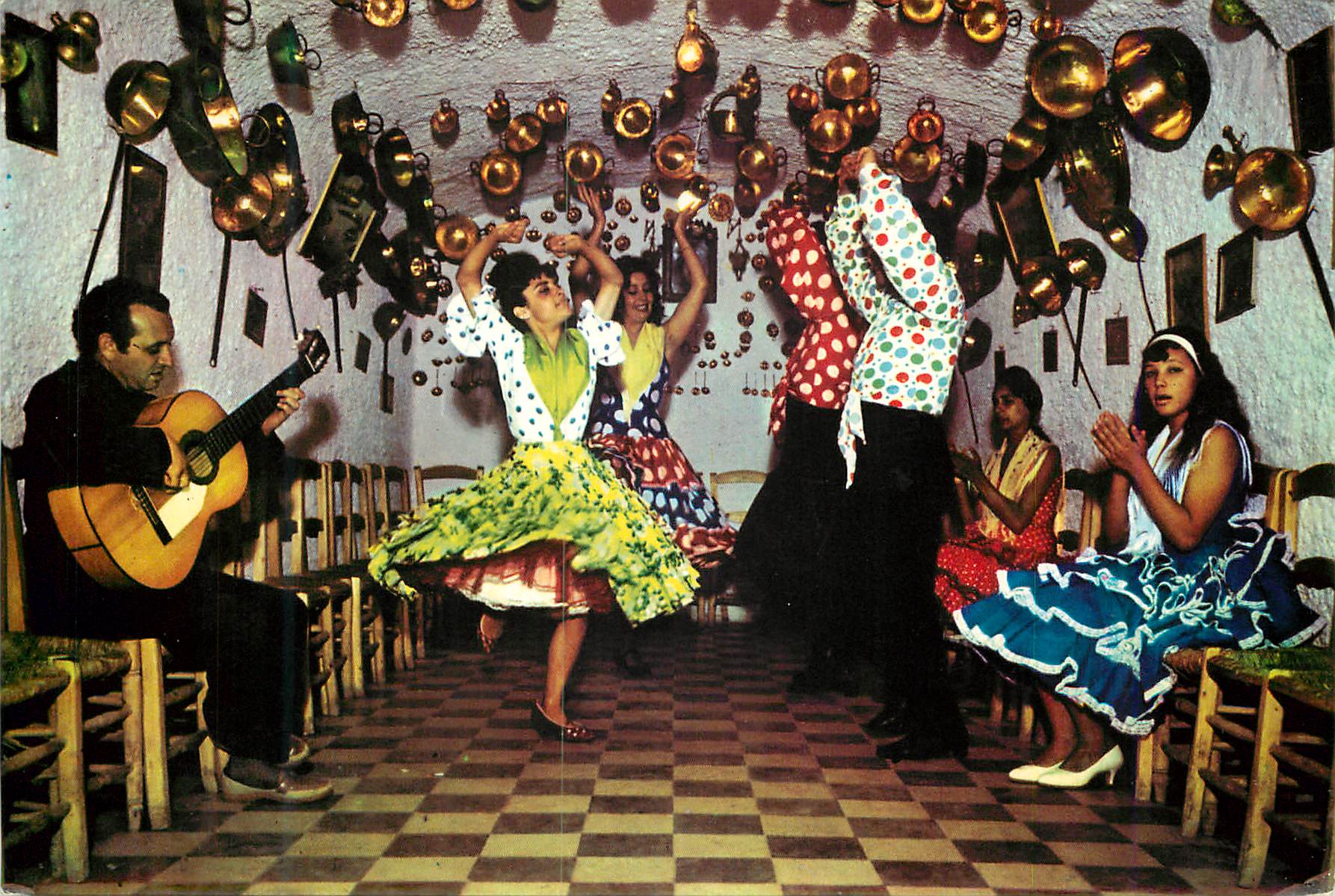 CPM Espana tipica Sacromonte Granada Dance de Bohemiens dans la caverne 