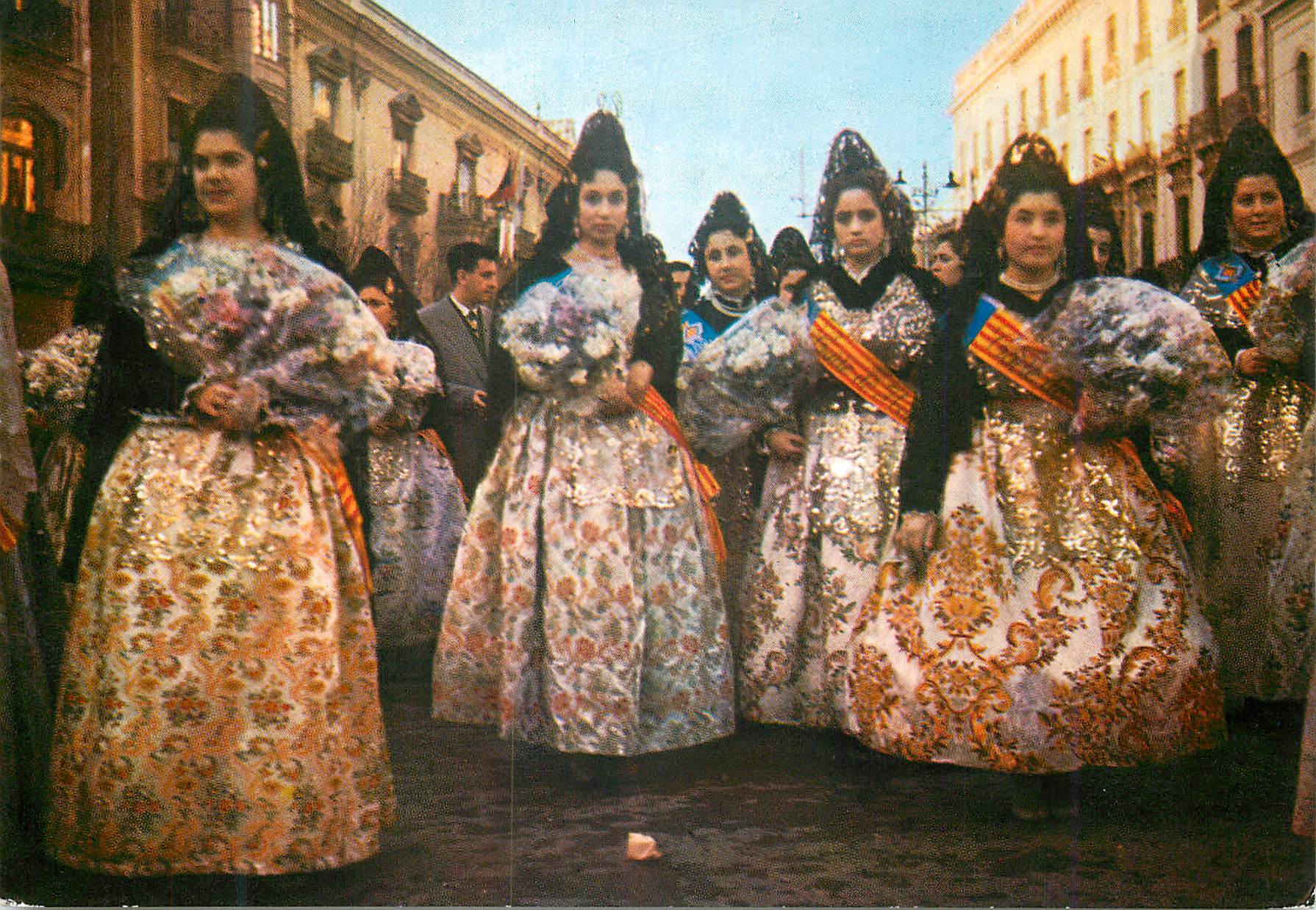 CPM Vers l Orient Espagne Jeunes femmes en costume de fete 