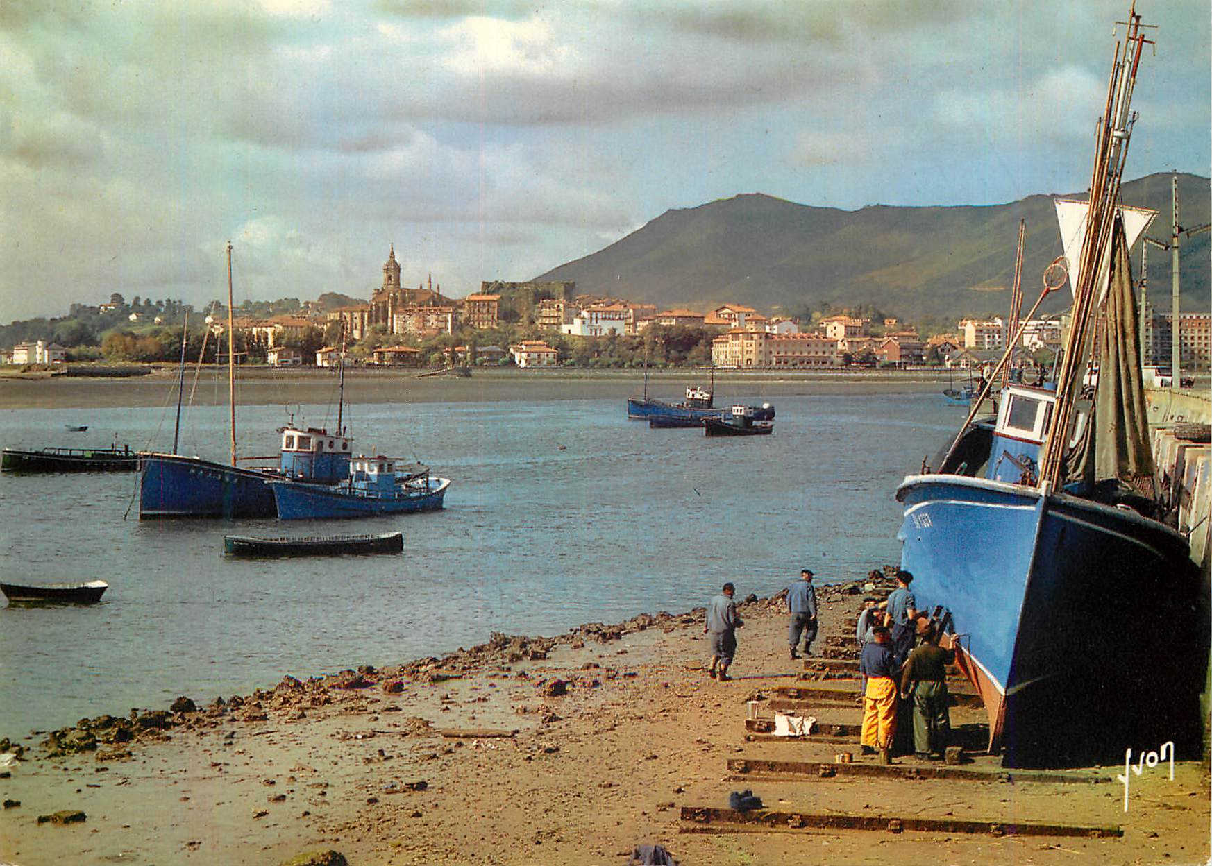CPM Couleurs et Lumiere de France Le Pays Basque Vue sur Fontarabie Espagne prise d Hendaye Basses Pyrenees  Bateau