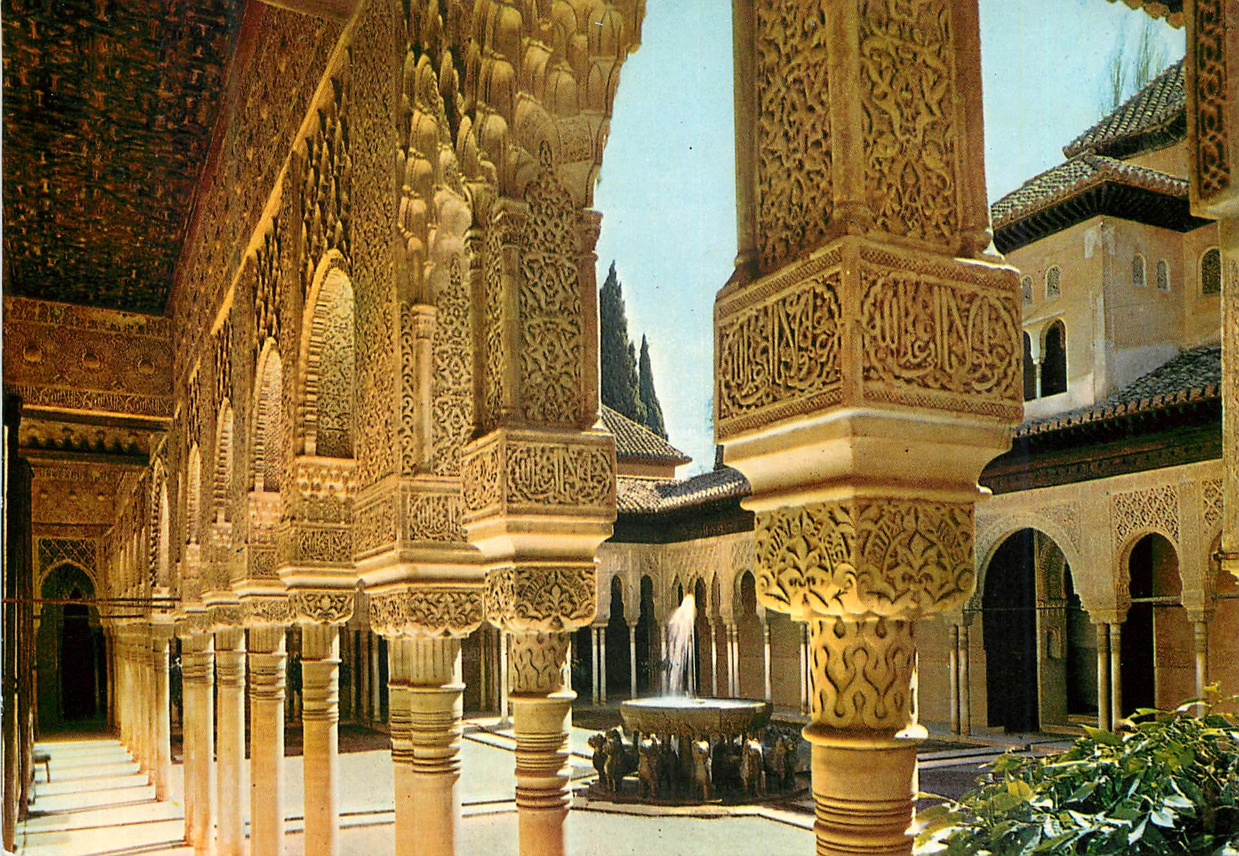 CPM Granada Alhambra Chapiteaux dans la Cour des Lions 