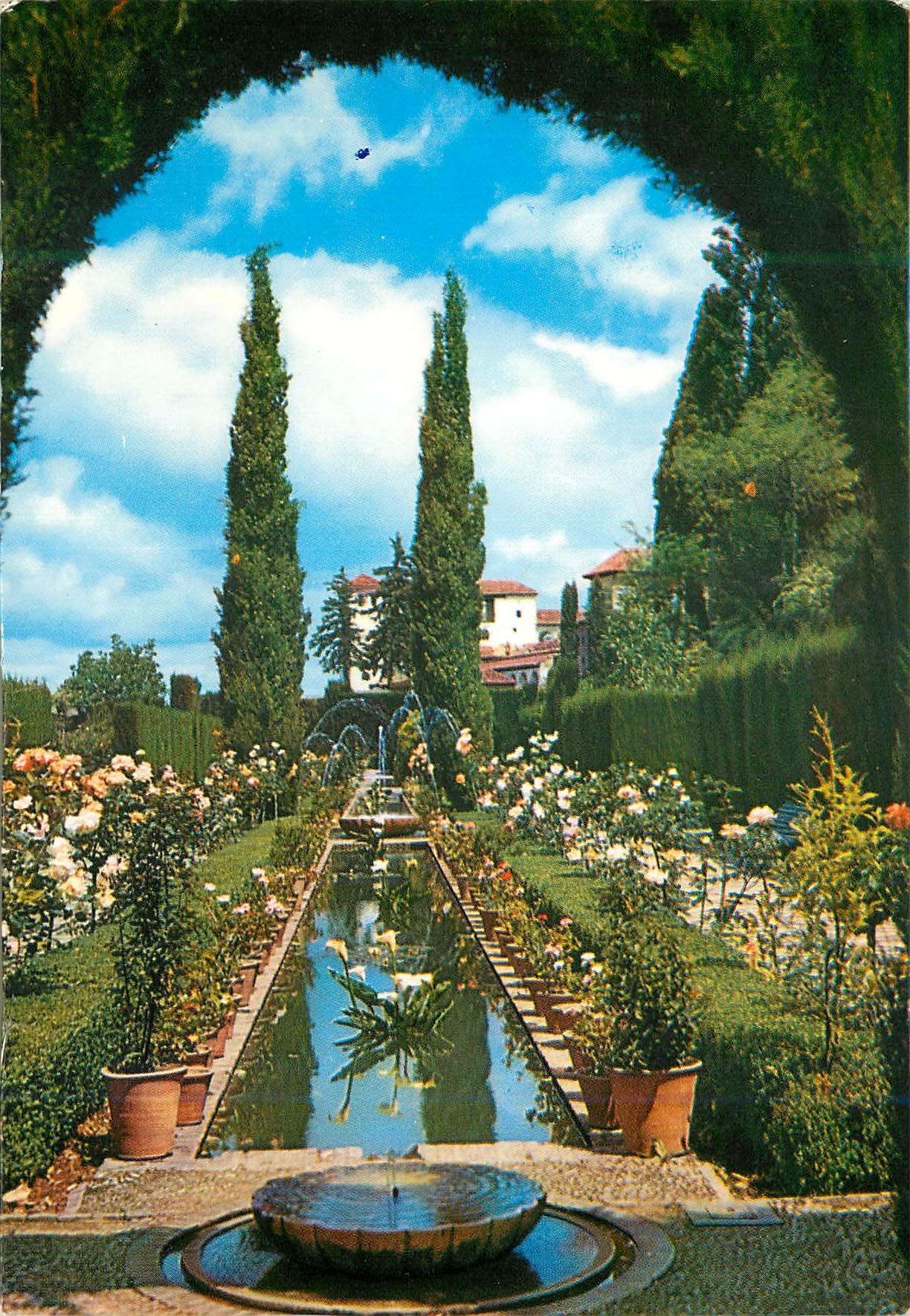 CPM Granada Generalife Vue generale de l Estuaire dans les Jardins Inferieurs 