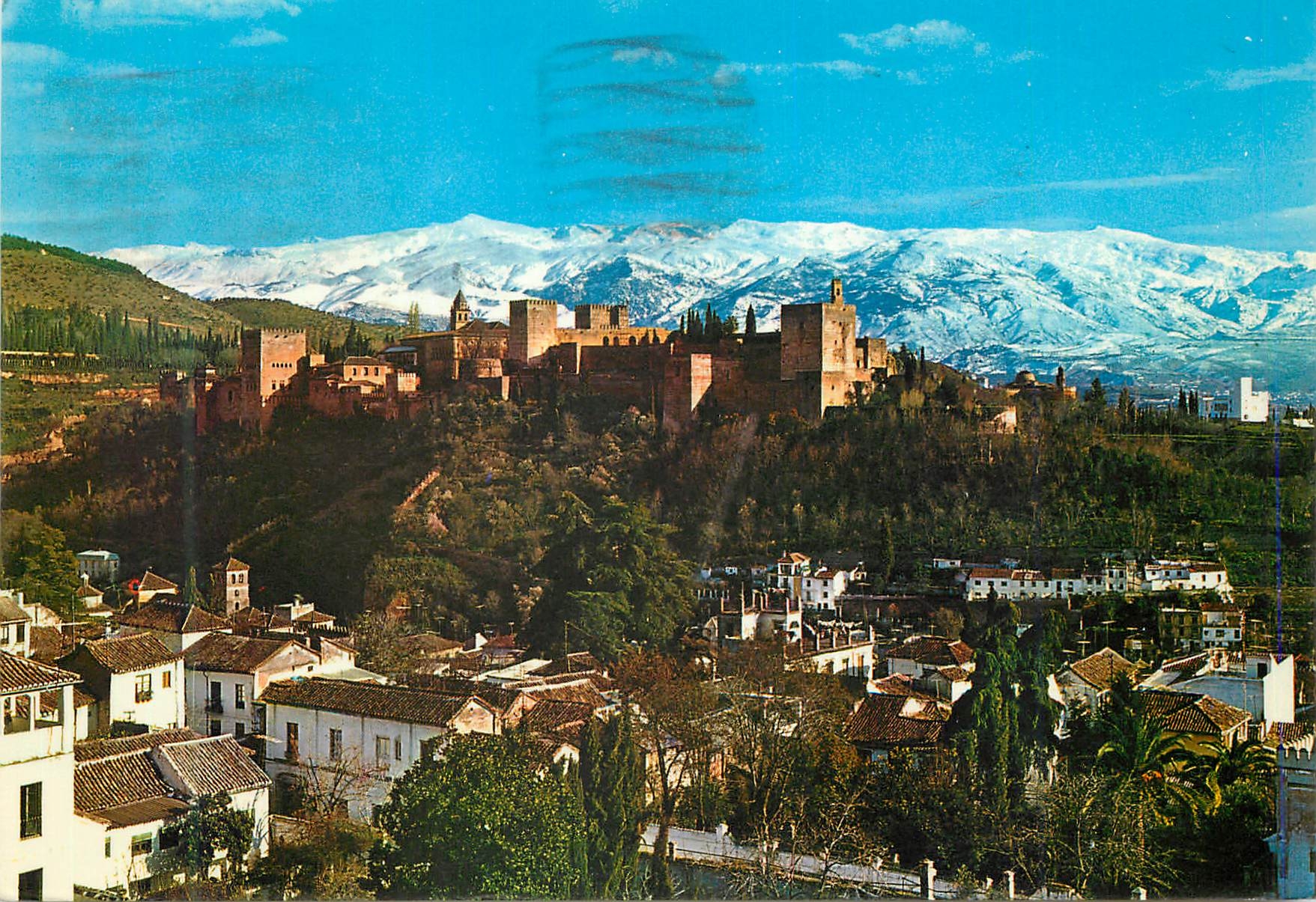 CPM Granada Vista panoramica de la Alhambra con la Sierra Nevada al fondo 