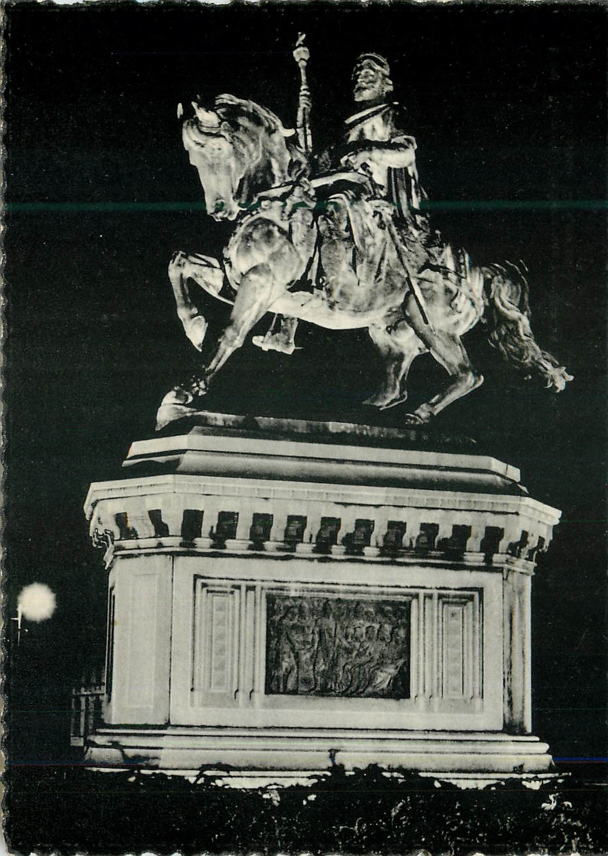 CPM Mons Place de Flanders vue nocturne de la statue de Baudouin de Constantinople 