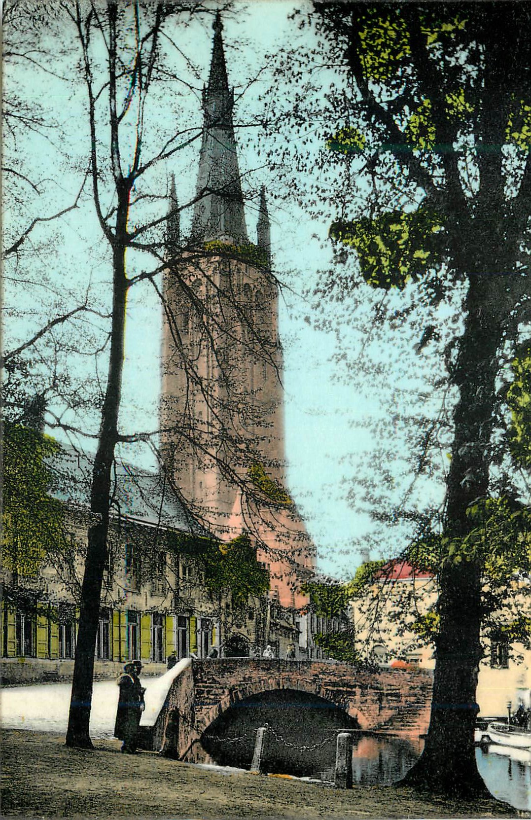 CPM Bruges Musee de Grouthouse et l'Eglise Notre Dame 