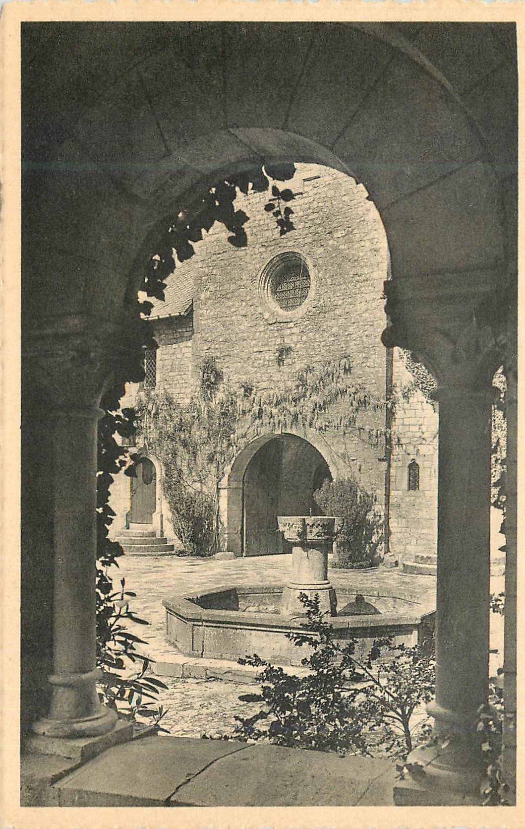 CPM Abbaye Notre Dame d'Orval La Cour de l'Hotellerie 