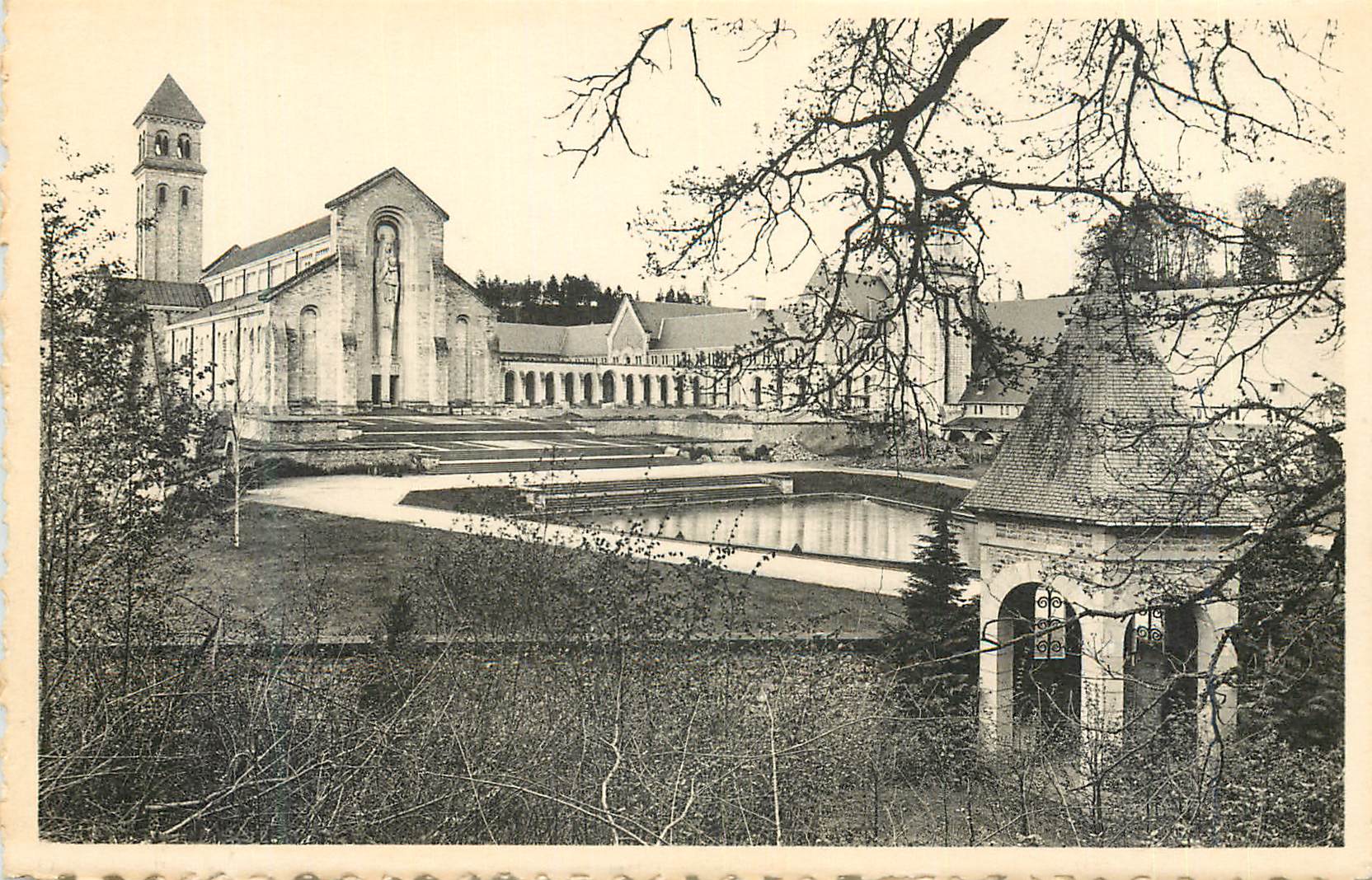 CPM Abbaye Notre Dame d'Orval La Cour d'Honneur et la Basilique 
