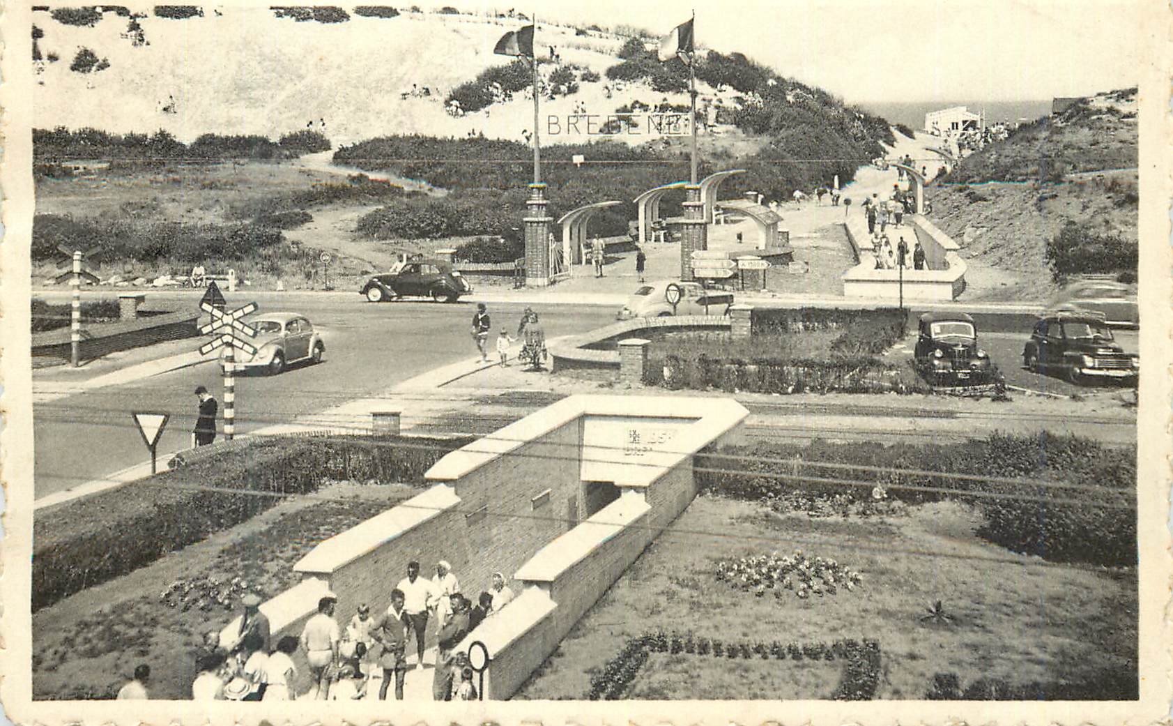 CPM Bredene Chemin vers la plage et entree du Tunnel 