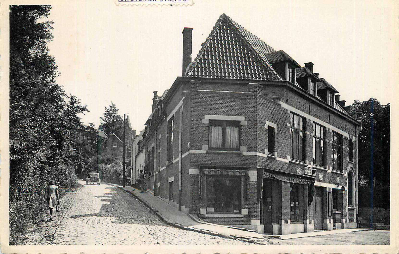 Bâtiment en briques à l'angle d'une rue pavée — Lieu : Linkebeek — Éditeur : Petit Coop