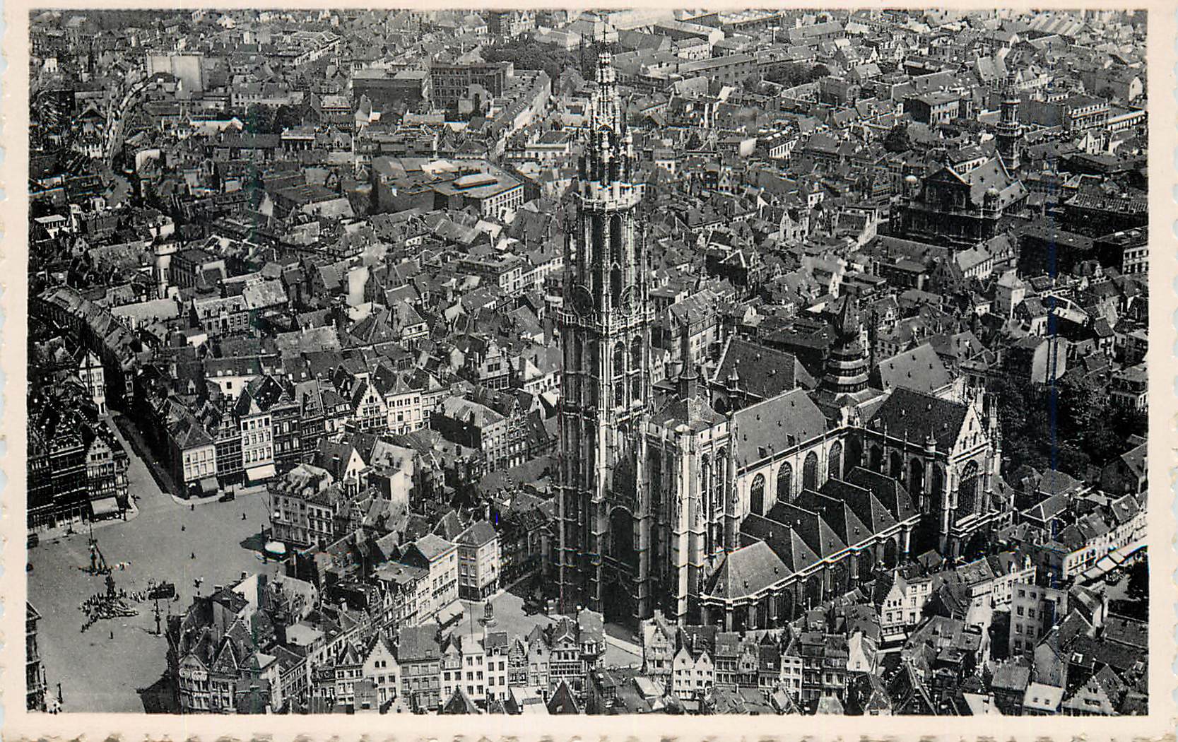CPM Anvers La Cathedrale vue prise en avion 