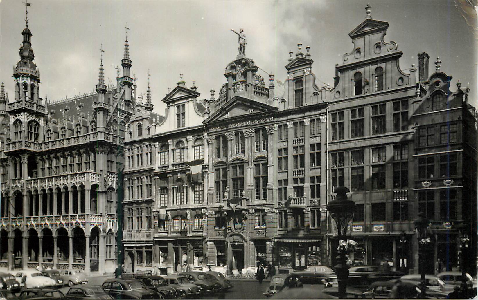 CPM Bruxelles Maison du Roi et quelques maisons des Corporations 