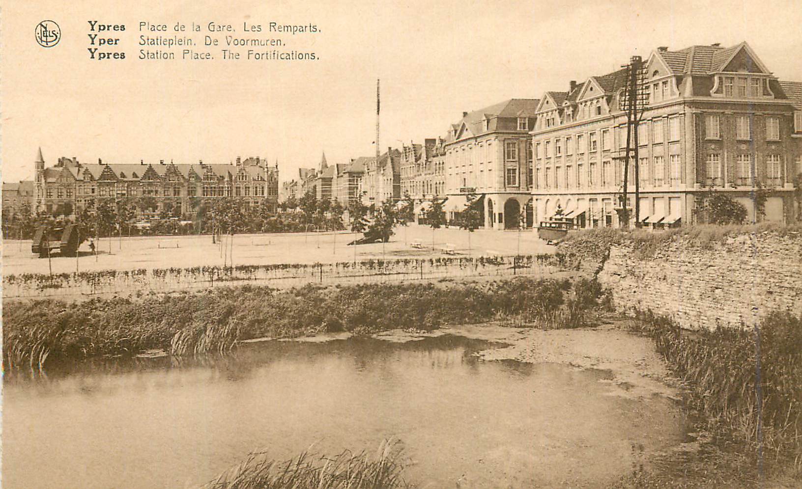 CPM Ypres Plac de la Gare Les Remparts 