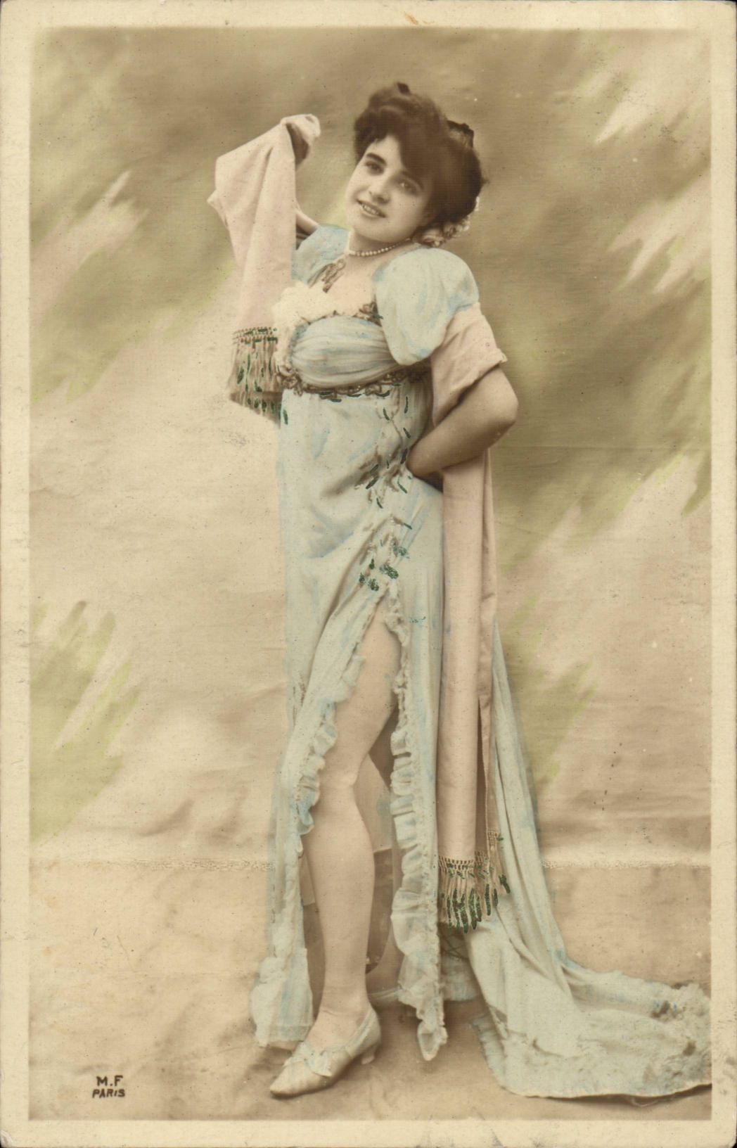 Femme en robe bleue — pose élégante — M.F. Paris