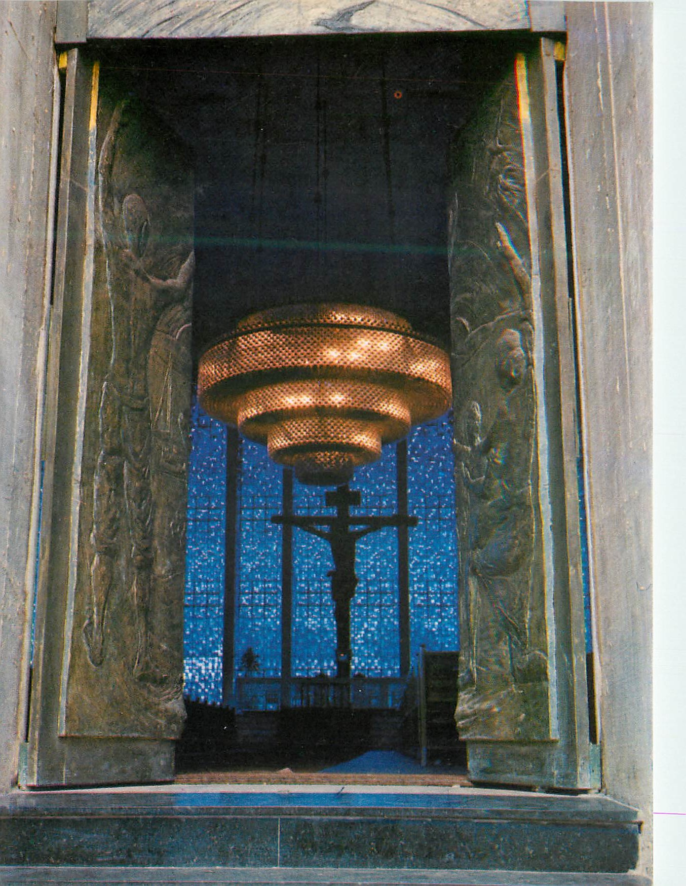 Santuário de D. Bosco — Brasília — porte de bronze, lustre et croix