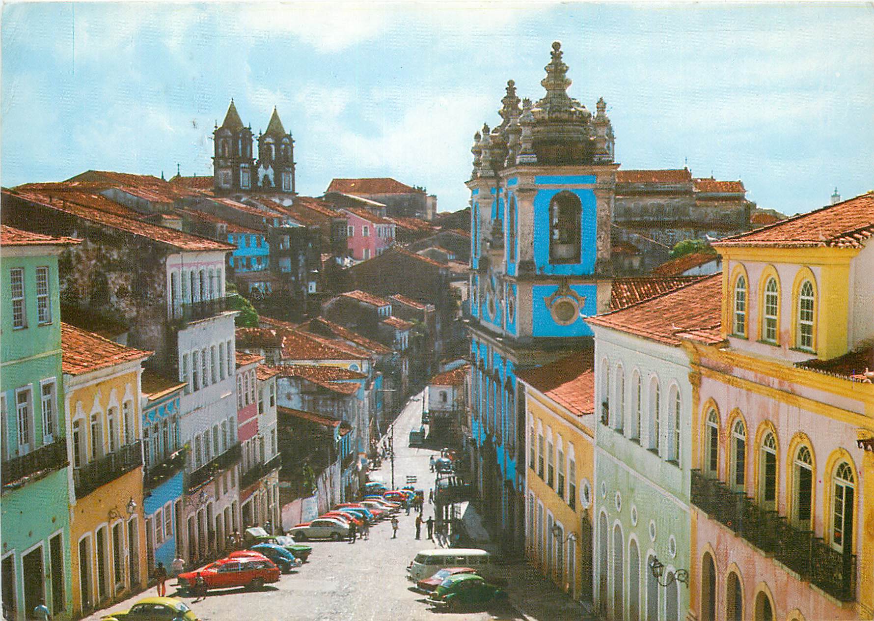 Salvador — rue colorée avec église Nossa Senhora dos Pretos — RPC