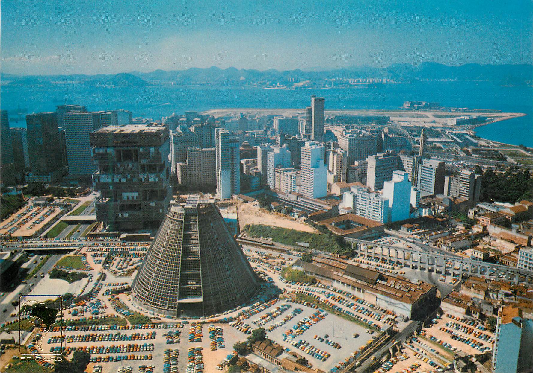 Rio de Janeiro — Vue aérienne de la Nouvelle Cathédrale — Éditeurs Elicard, n° 350