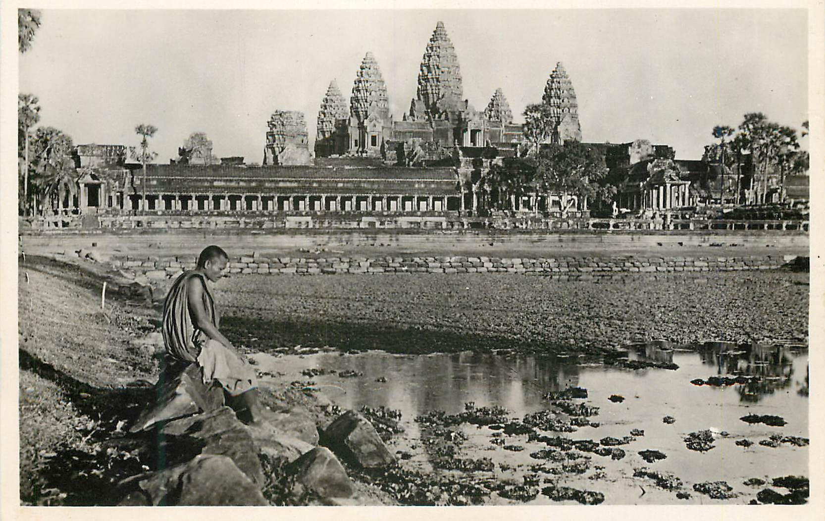 CPM Indochine Cambodge Bonze en meditation devant Angkor Vat 