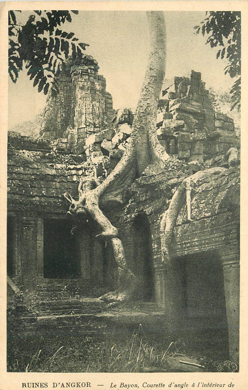 CPA Ruines d Angkor Le Bayon Courelle d angle a l interieur 