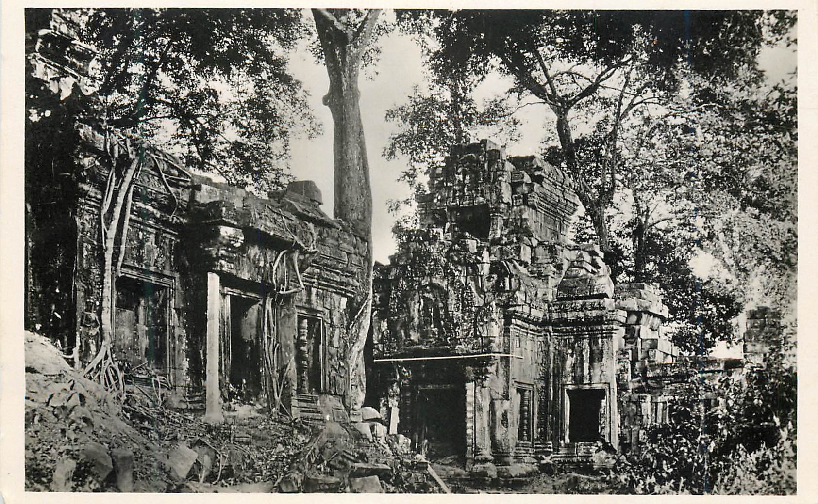 CPM Cambodge Angkor Thom Petit monument Chang Say du Tour de Manou 