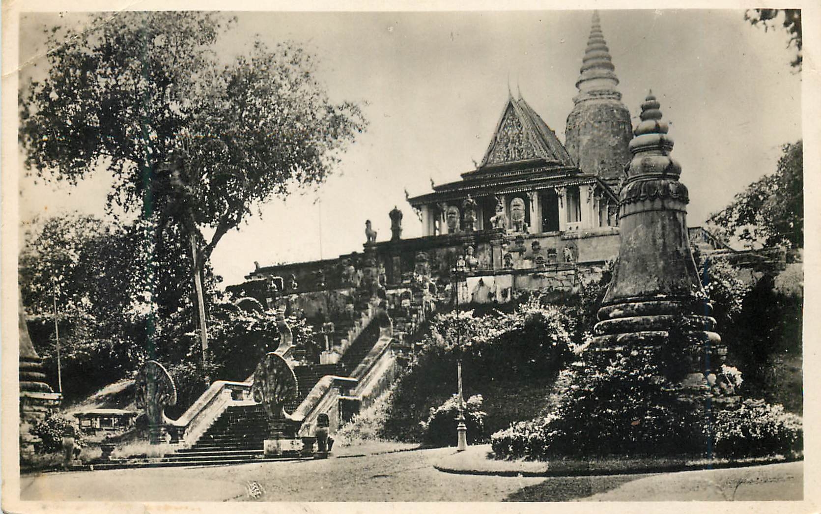 CPM Cambodge Pnom Phen Le Phnom Escalier et Jardin 