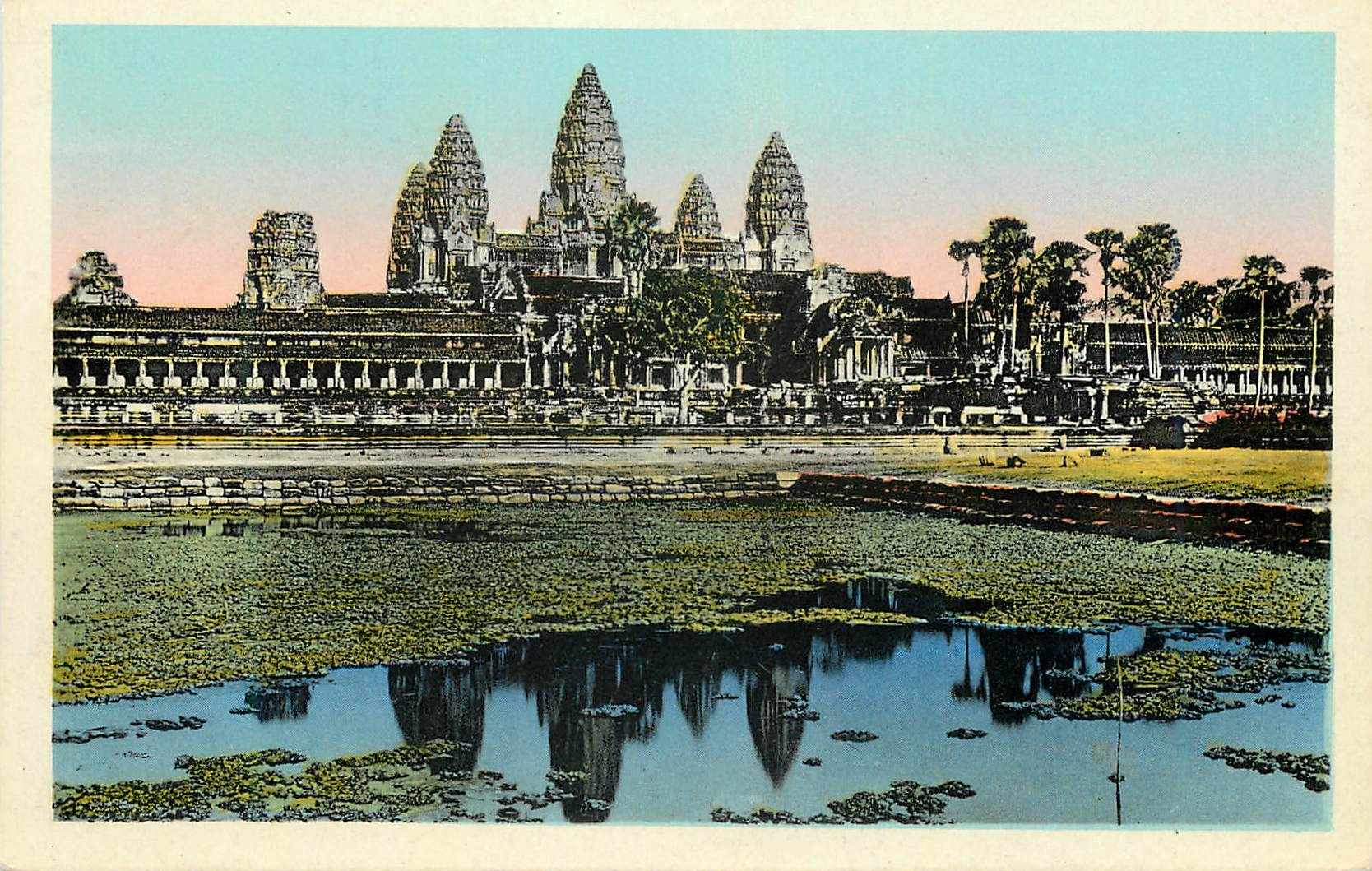 CPM Cambodge Angkor Vat Massif central et galerie exterieure refletes dans les douves 