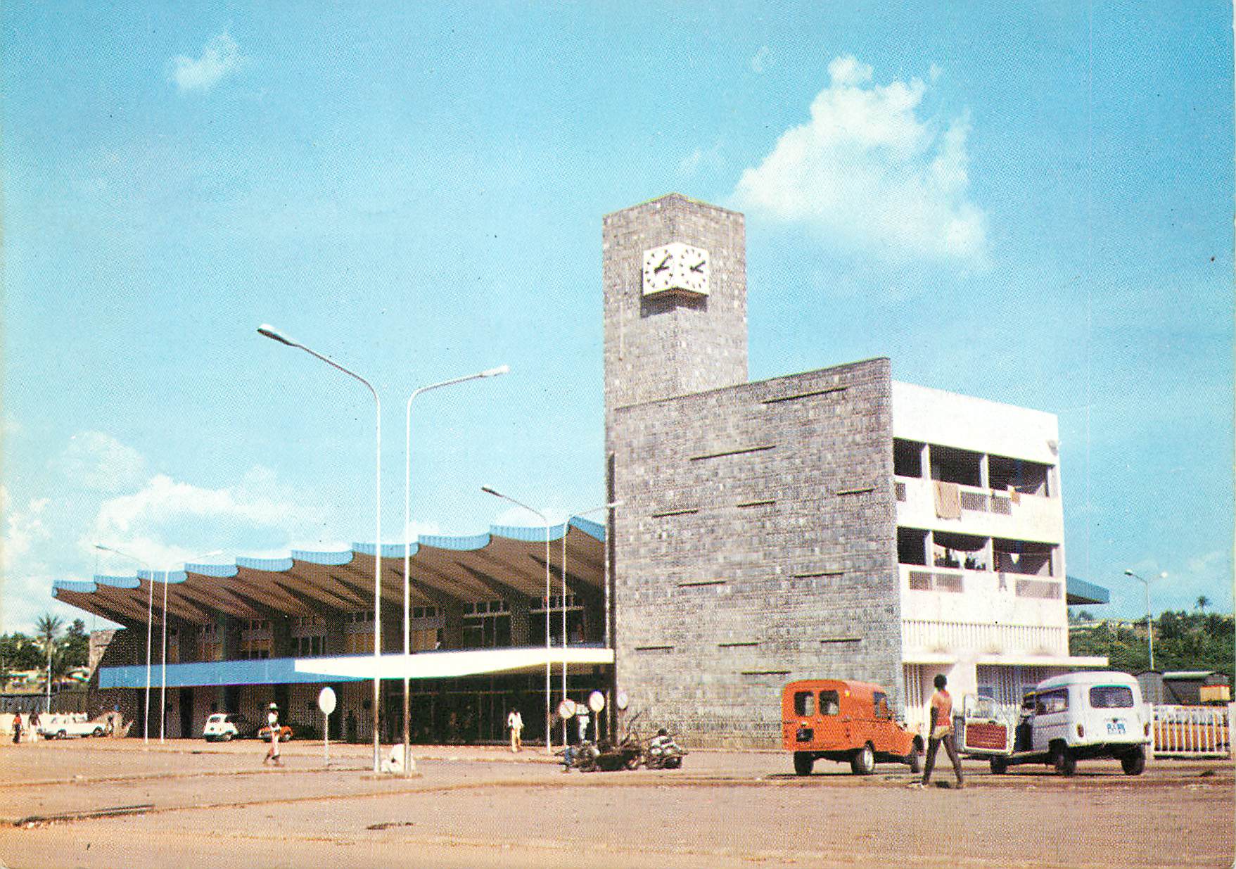 Bahnhof Yaoundé — Ansicht des Gebäudes mit Uhrturm — Verlag unbekannt