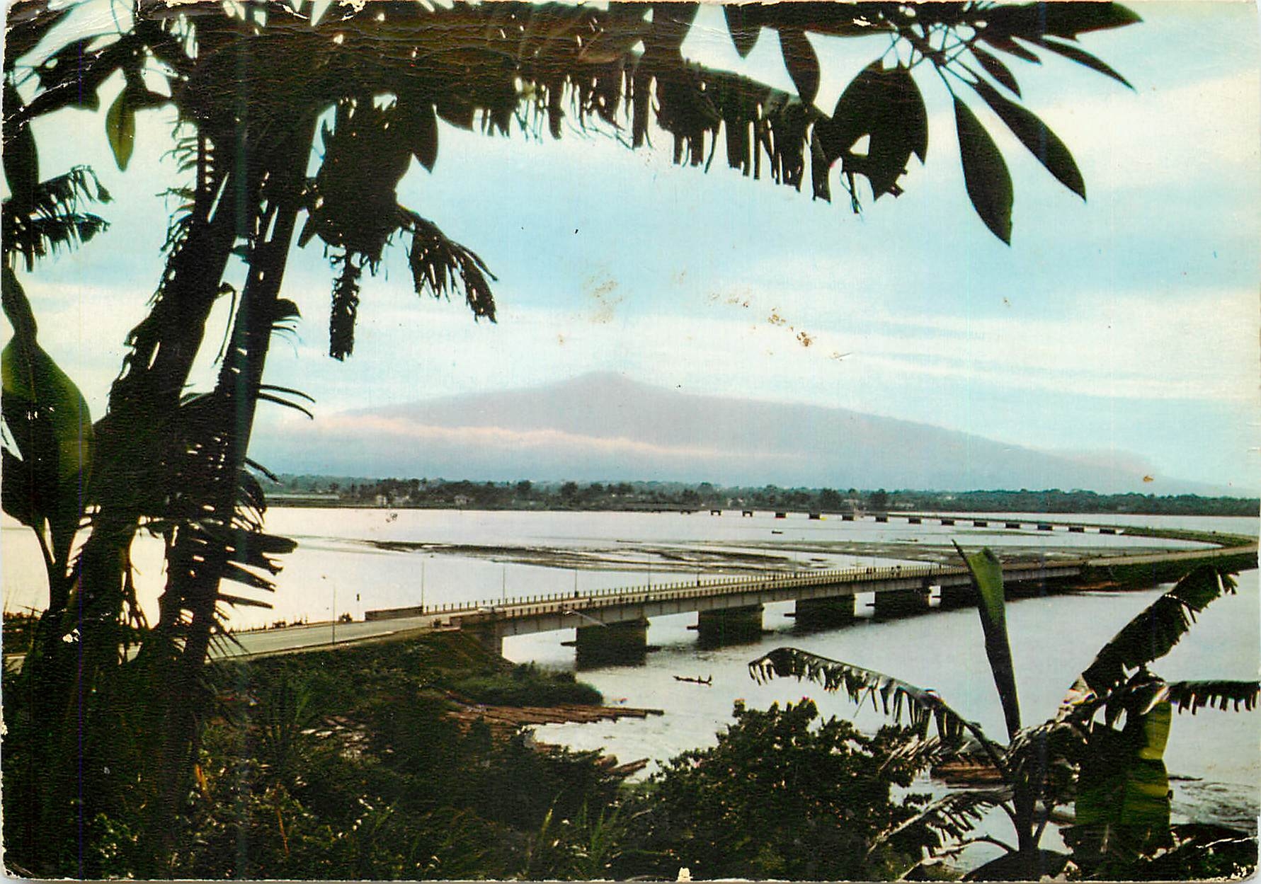 Pont sur le Wouri — Au loin le Mont Cameroun — Editions HOA-QUI