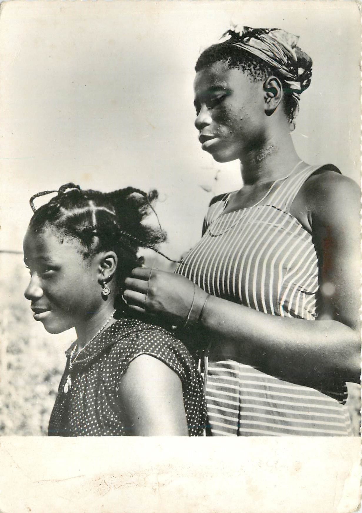 CPM Nord Cameroun Ngaoundere Jeunes filles ewondo Seance de coiffure