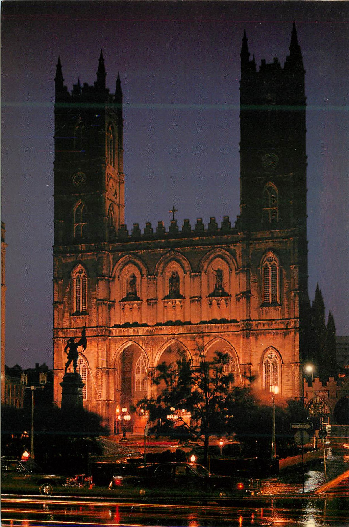 CPM Montreal Quebec La basilique Notre Dame vue de la Place d Armes un endroit de predilection des touristes 
