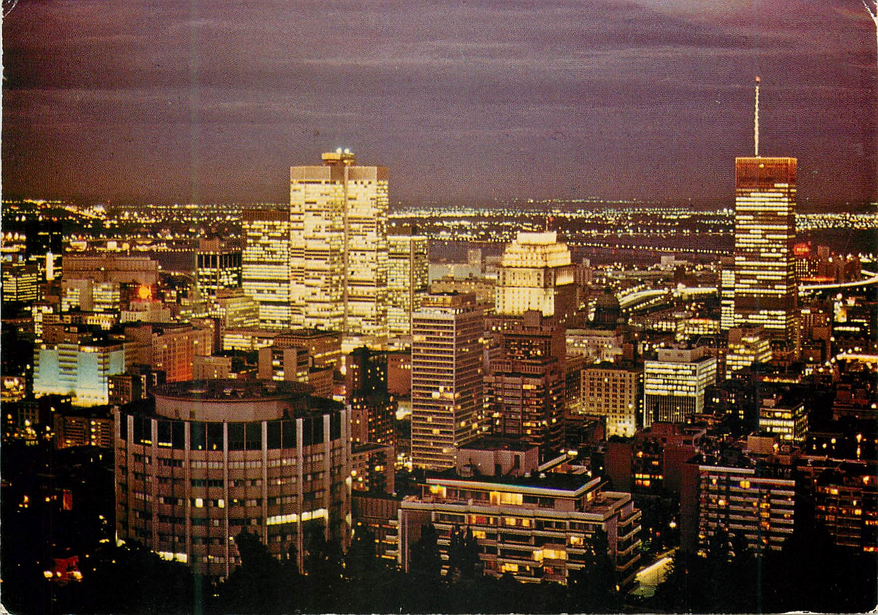 CPM Montreal Quebec Canada Du Mont Royal une vue panoramique de Montreal la nuit 