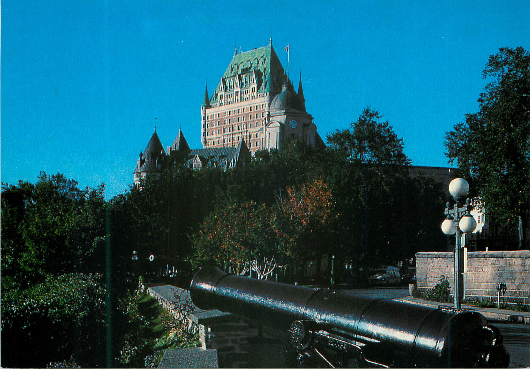 CPM Quebec Le Chateau Frontenac vu de la rue des Remparts 