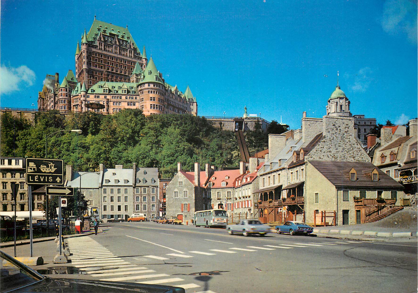 CPM Quebec Le Chateau Frontenac dominant la vieille basse ville et quelques maisons datant du XVII et XVIII siecle dont 
