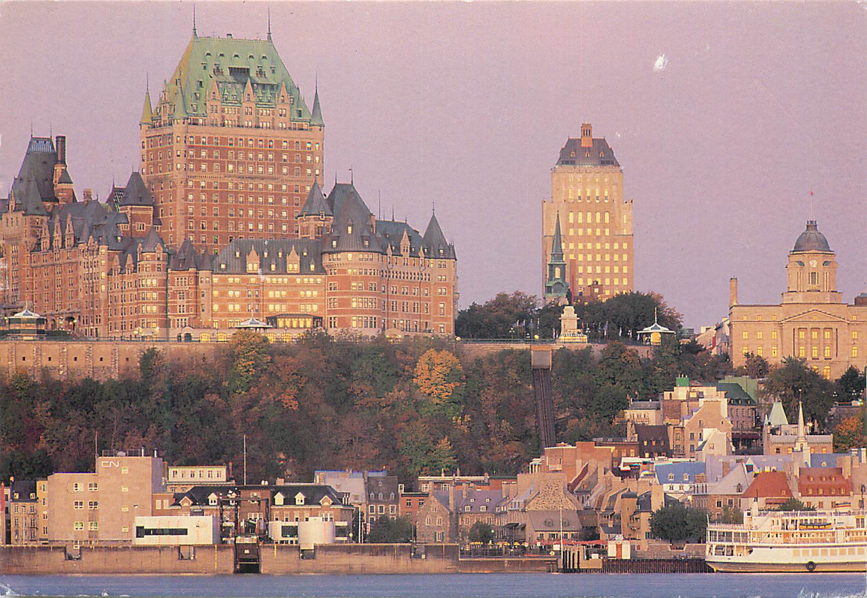 CPM Quebec Le Chateau Frontenac perche sur le Cap Diamant dominant la Vieille ville et le fleuve St Laurent 