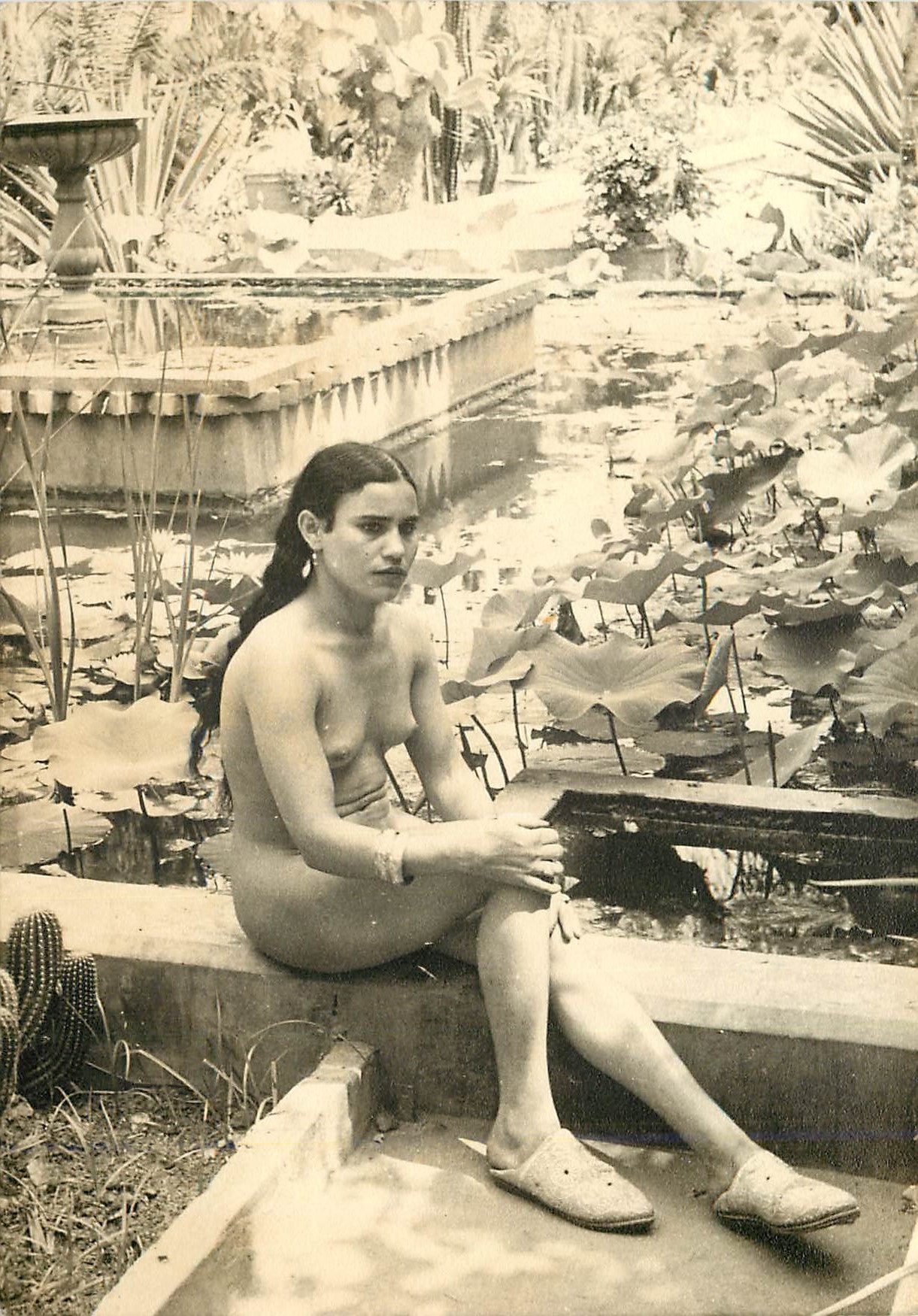 CPM Jeune femme dans un jardin oriental 