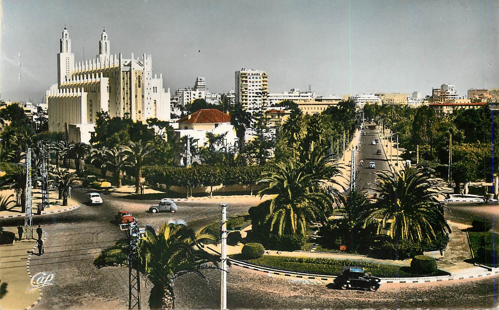 CPM Casablanca vue generale sur la cathedrale (tournon architecte) et la rue curie