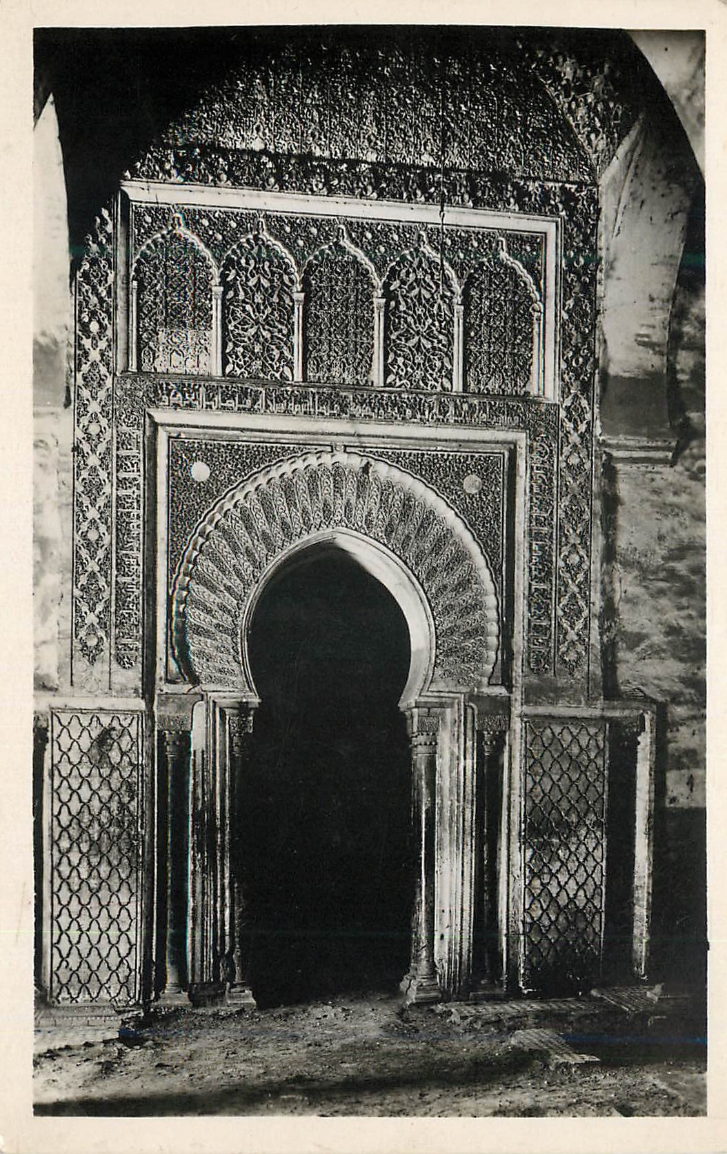 CPM Marrakech un porte aux tombeaux saadiens