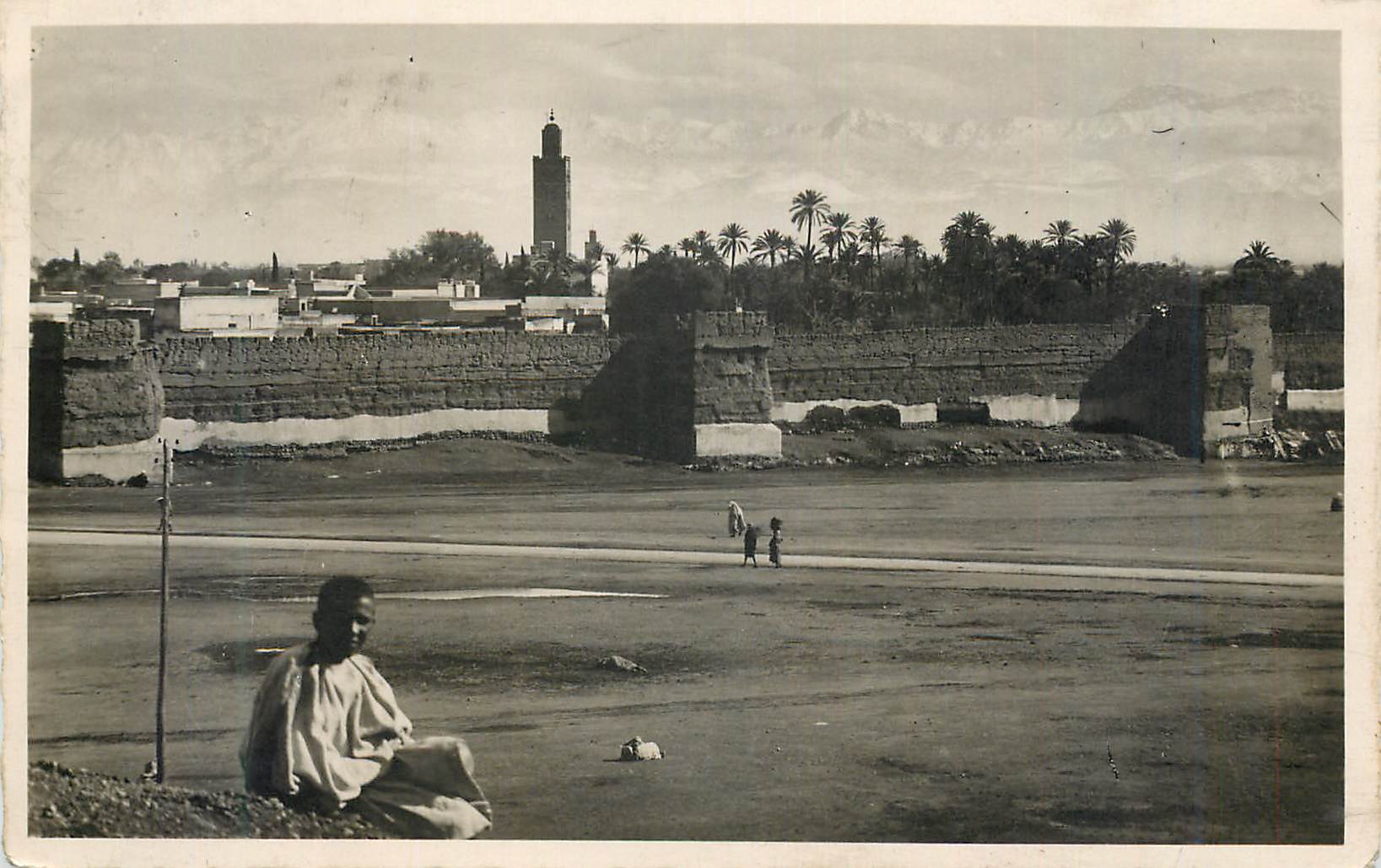 CPM Marrakech vue generale au fond l'atlas
