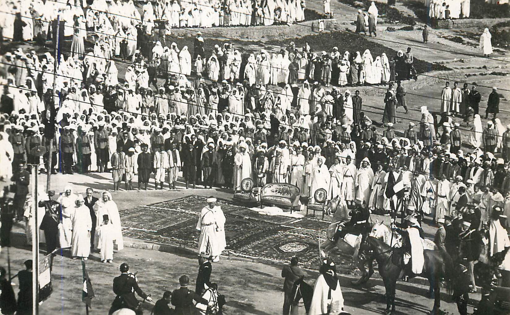 CPM Rabat S M le sultan saluant le drapeau aux oudaias