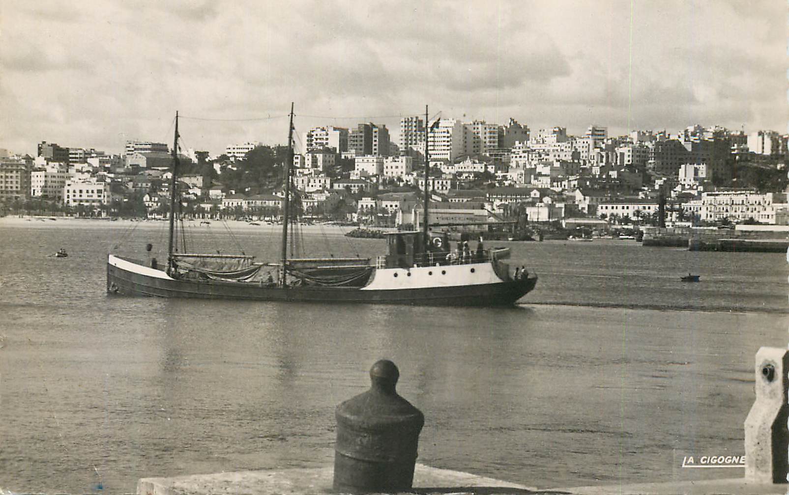 CPM Tanger le port et la ville Bateau