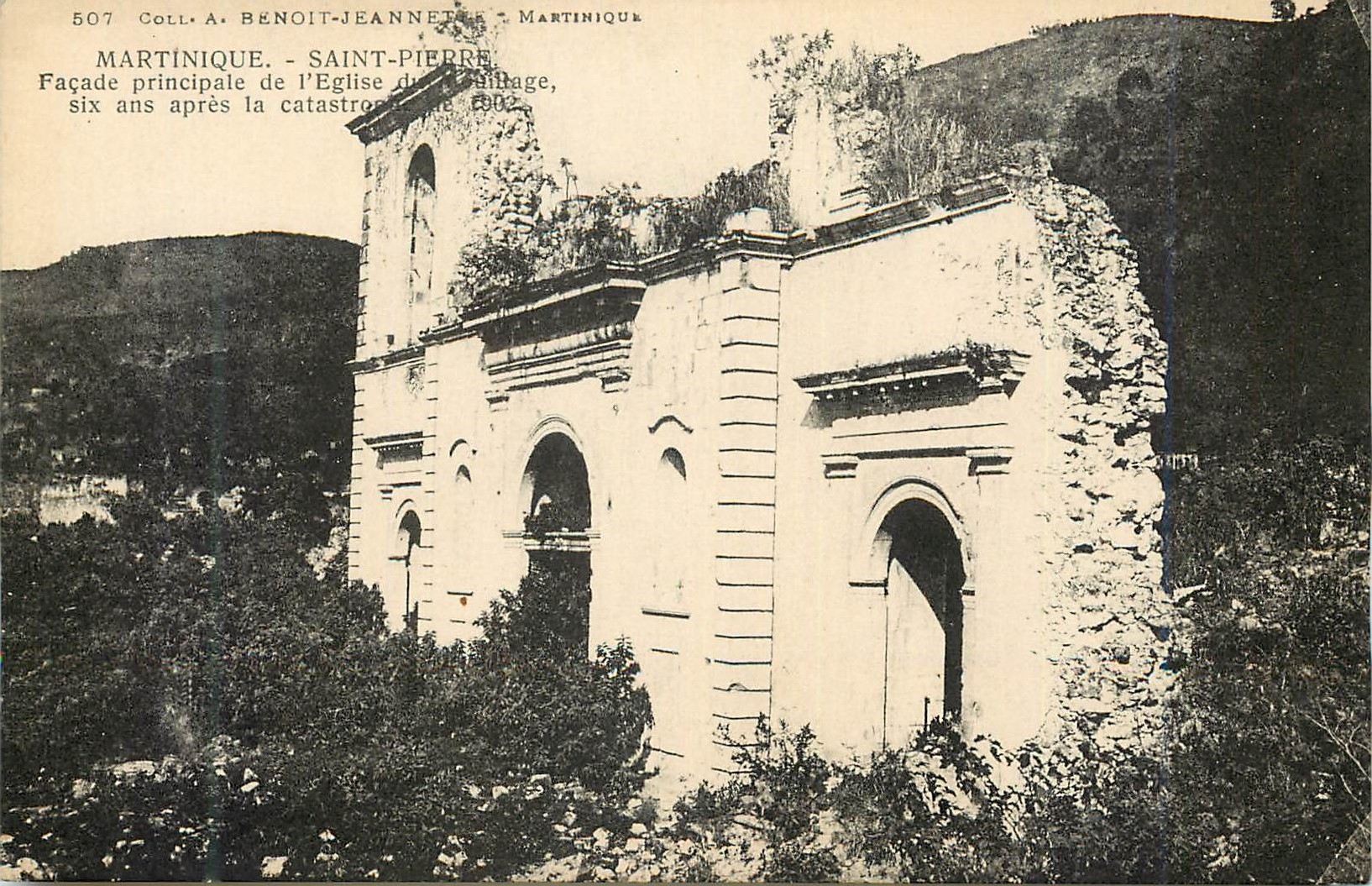 Saint-Pierre — Façade principale de l'église du village, six ans après la catastrophe de 1902 — Coll. A. BENOIT-JEANNETTE