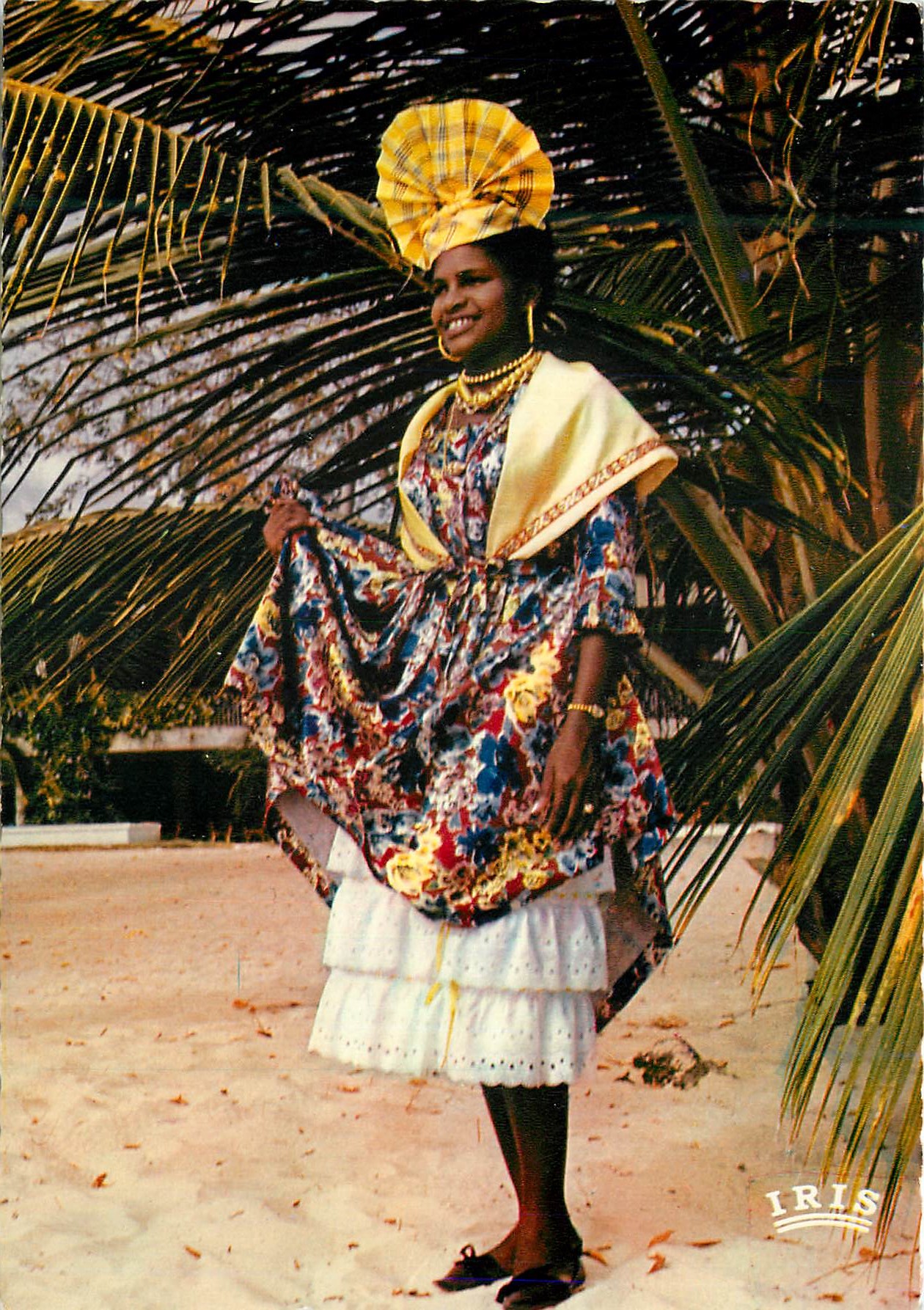 CPM Martinique Jeune antillaise en costume local