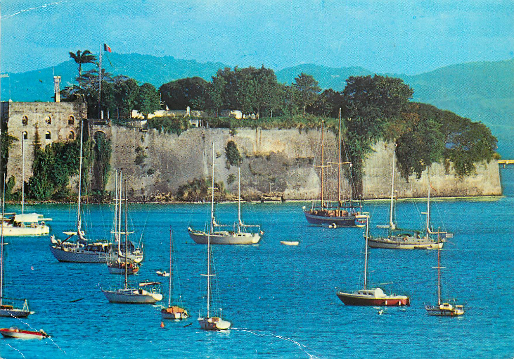 CPM Martinique Fort-de-France Plaisanciers devant le Fort St-Louis Bateaux