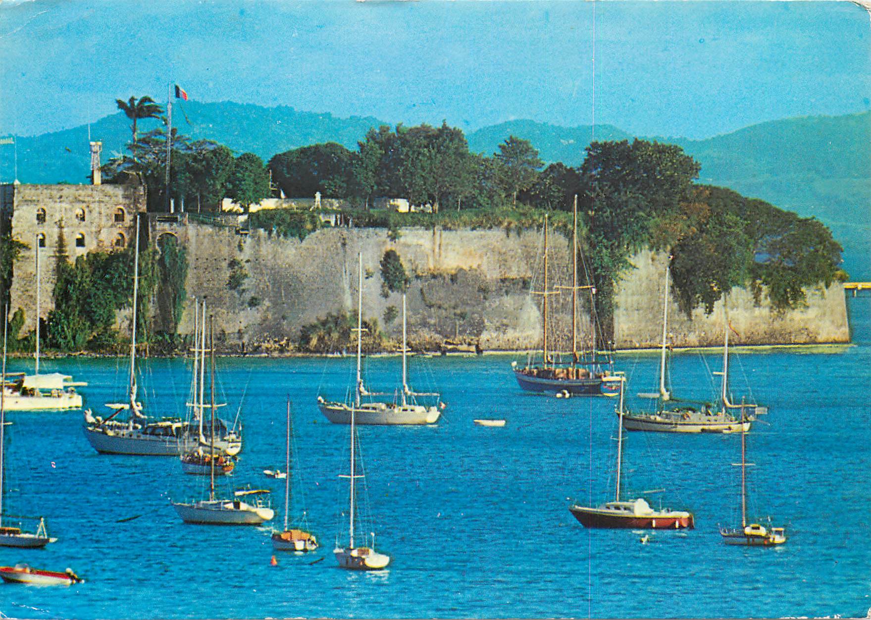 CPM Martinique Fort-de-France Plaisanciers devant le Fort St-Louis Bateaux