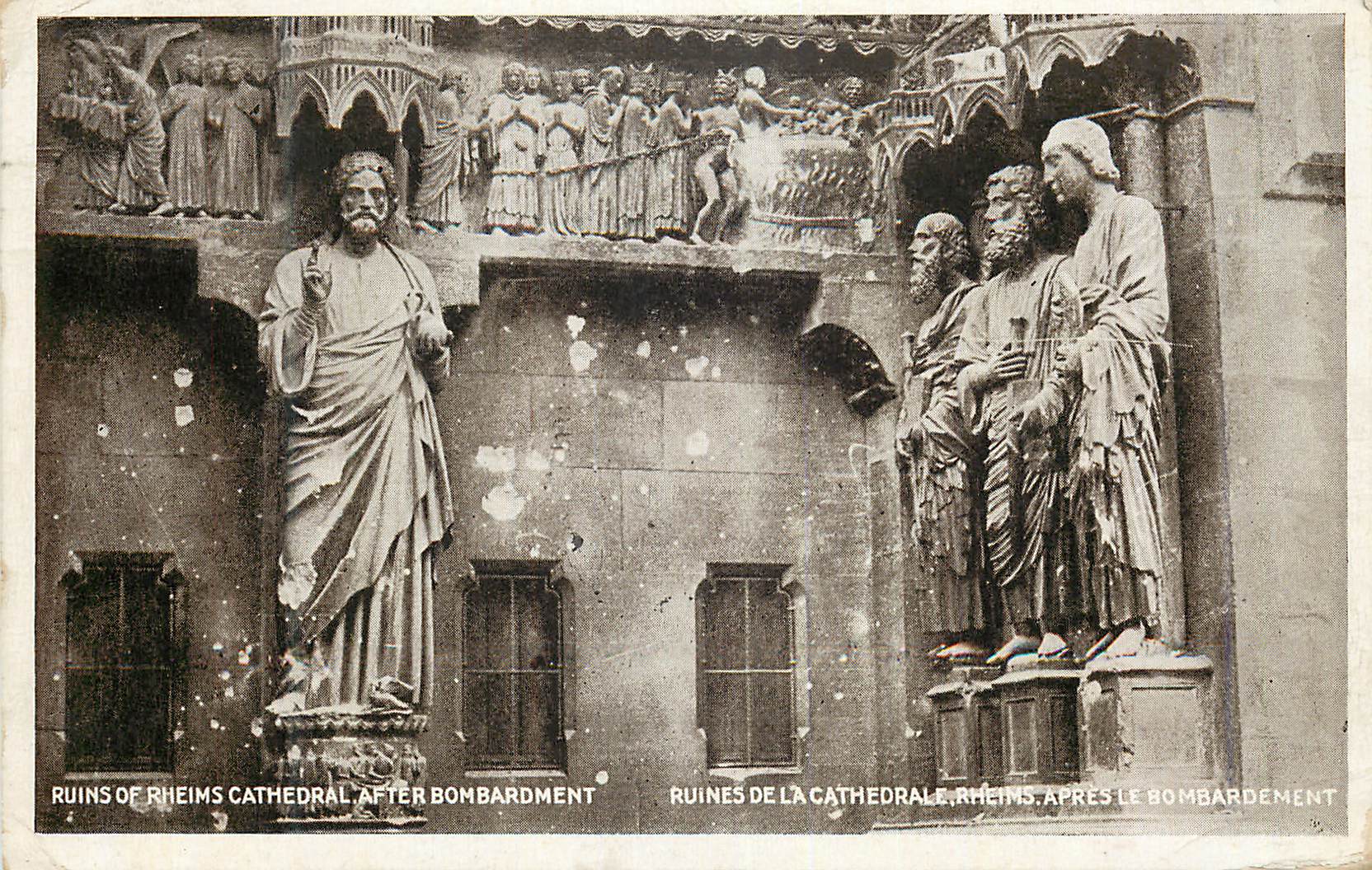 CPA Ruines de la cathedrale Rheims apres le bombardement Militaria