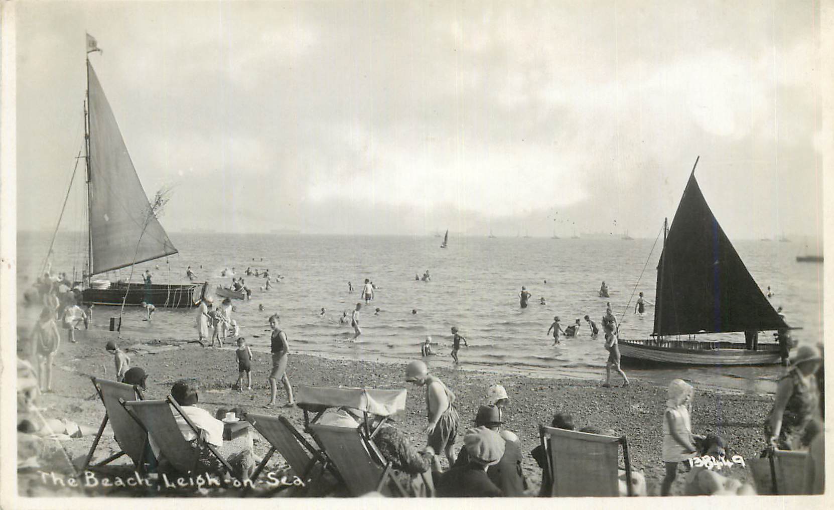 CPA The Beach Leigh on Sea Bateaux