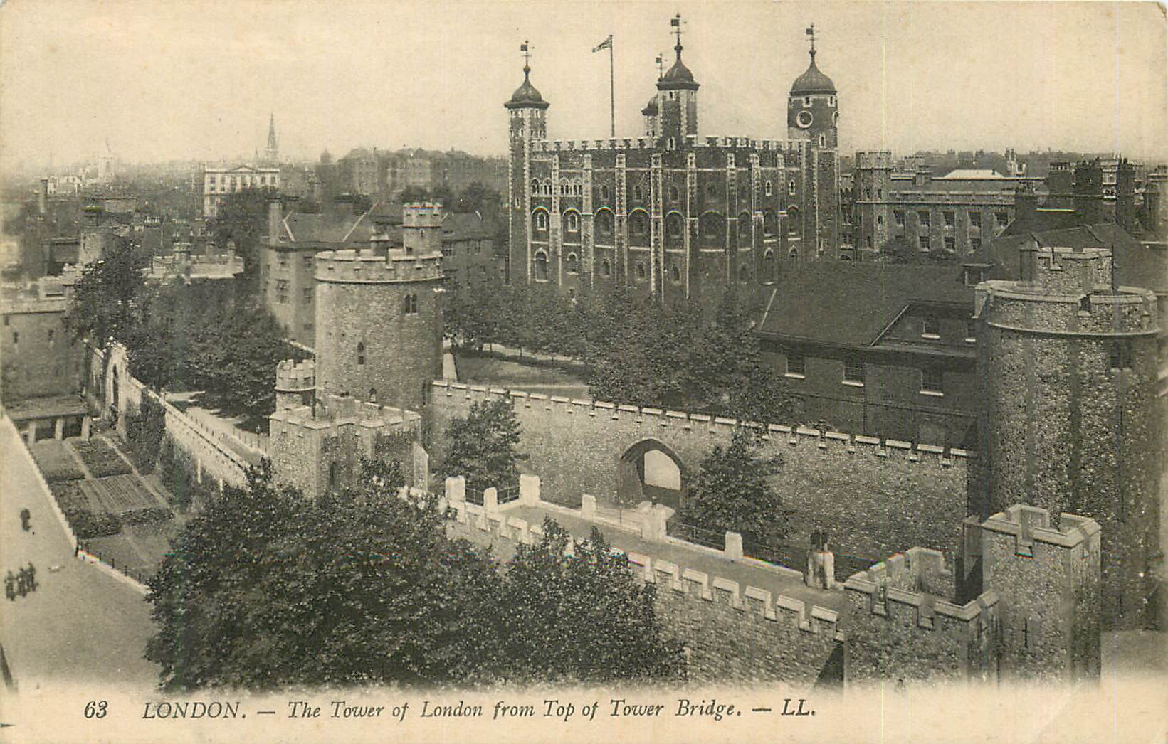 LONDRES — La Tour de Londres vue du haut du Tower Bridge — LL. n°63