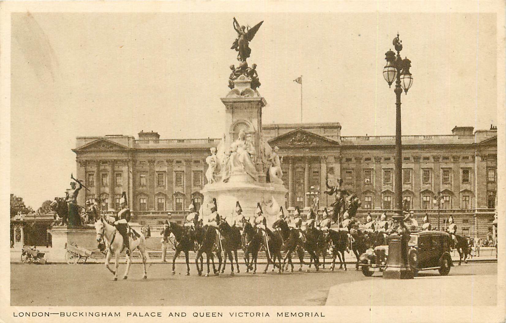 CPA London buckingham palace and queen victoria memorial Militaria