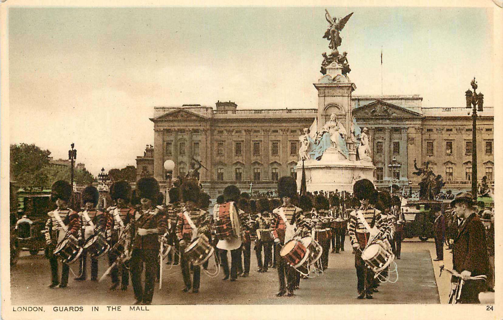 CPA London guards in the mall Militaria