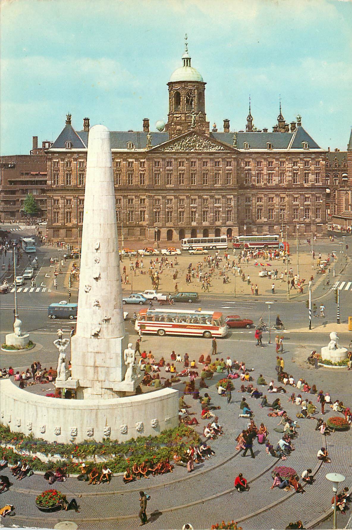 CPA Amsterdam Holland Le Monument National le coeur de la capitale et le Palais Royal sur le Dam