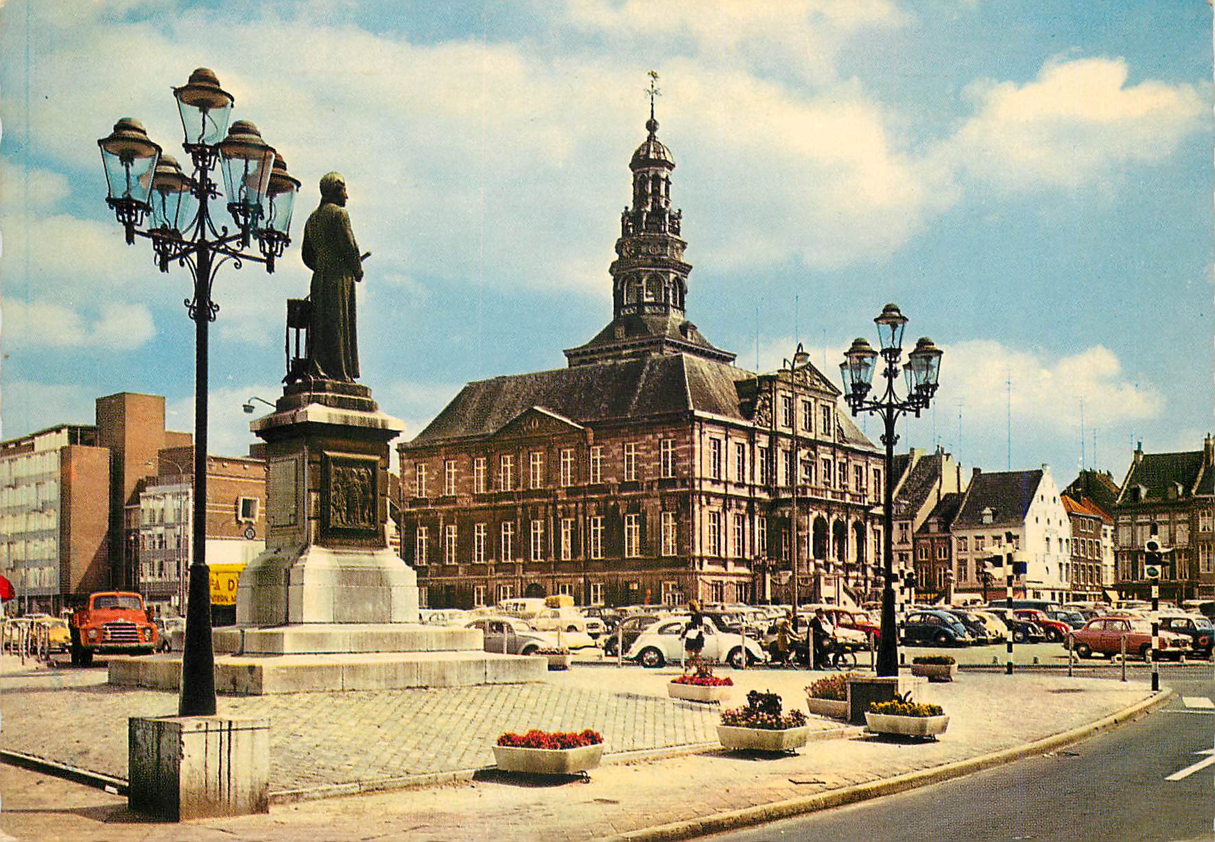 CPM Maastricht Markt met stadhuis en standbeele van Minckelers